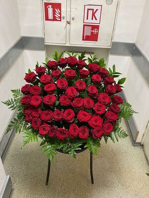 Траурные корзины из живых цветов
